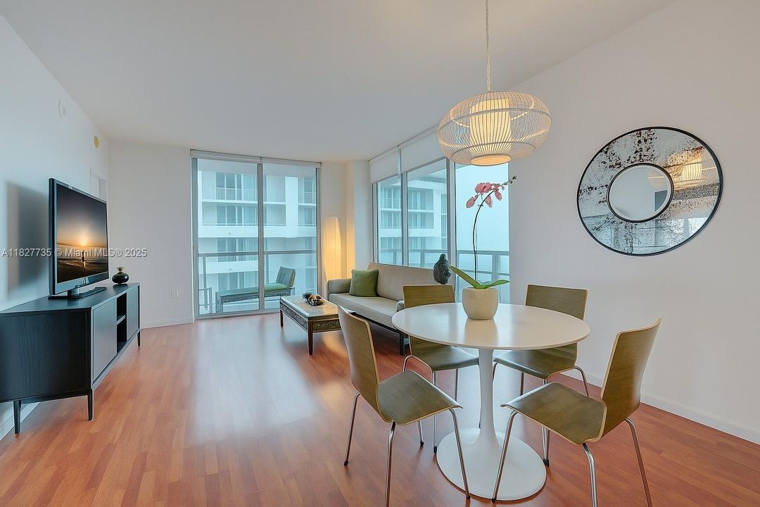 En Venta: $550,000 (2 camas, 2 baños, 1068 Pies cuadrados)