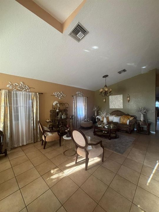 合同活跃: $515,000 (5 贝兹, 4 浴室, 3325 平方英尺)