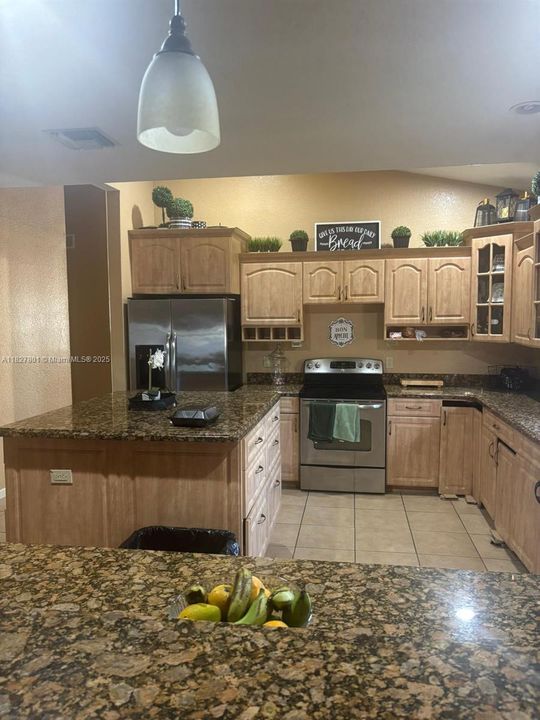 合同活跃: $515,000 (5 贝兹, 4 浴室, 3325 平方英尺)