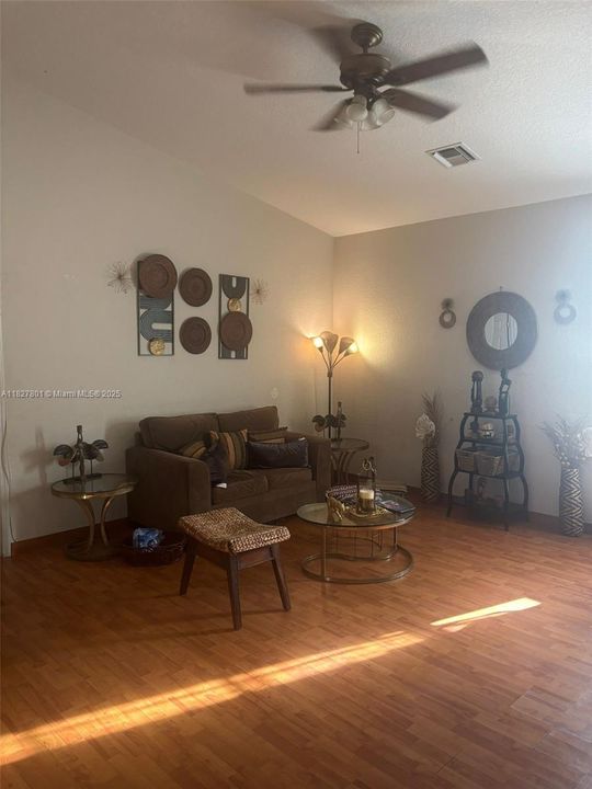 合同活跃: $515,000 (5 贝兹, 4 浴室, 3325 平方英尺)