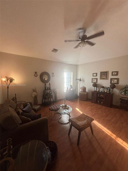 合同活跃: $515,000 (5 贝兹, 4 浴室, 3325 平方英尺)