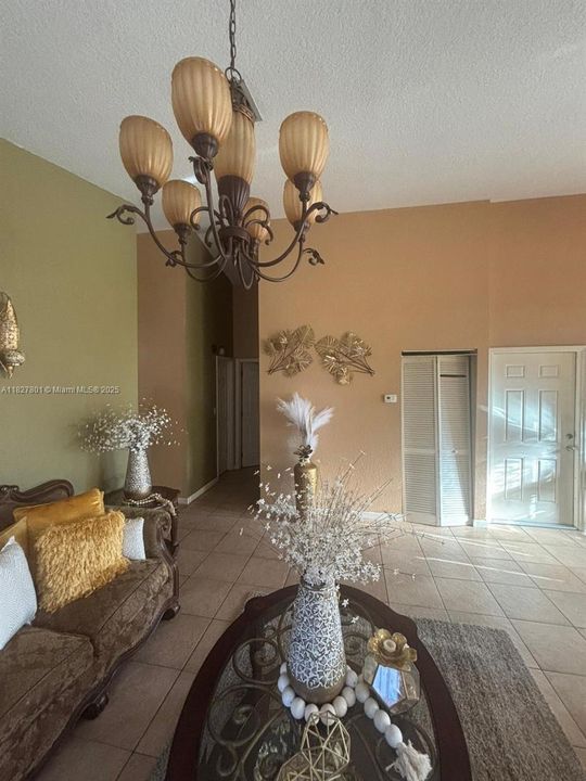 合同活跃: $515,000 (5 贝兹, 4 浴室, 3325 平方英尺)