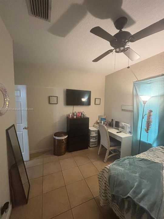 合同活跃: $515,000 (5 贝兹, 4 浴室, 3325 平方英尺)