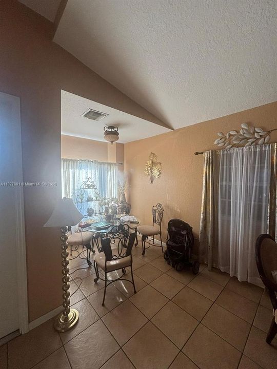 合同活跃: $515,000 (5 贝兹, 4 浴室, 3325 平方英尺)