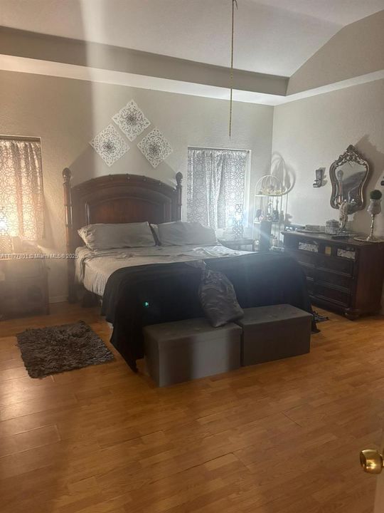 合同活跃: $515,000 (5 贝兹, 4 浴室, 3325 平方英尺)