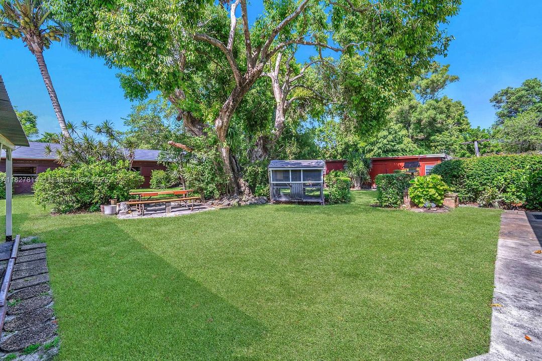 Недавно продано: $1,750,000 (3 спален, 2 ванн, 3576 Квадратных фут)