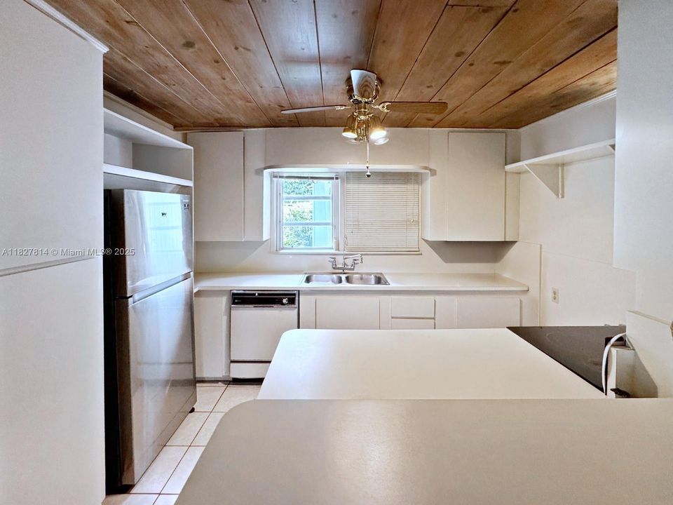 Недавно продано: $1,750,000 (3 спален, 2 ванн, 3576 Квадратных фут)