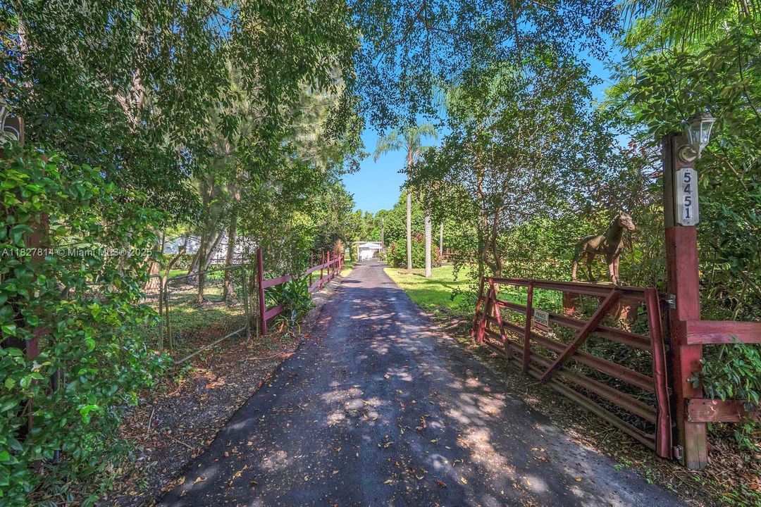 Недавно продано: $1,750,000 (3 спален, 2 ванн, 3576 Квадратных фут)