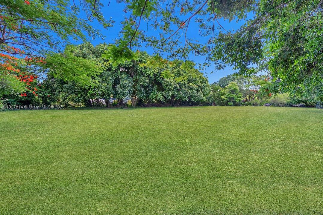 Недавно продано: $1,750,000 (3 спален, 2 ванн, 3576 Квадратных фут)