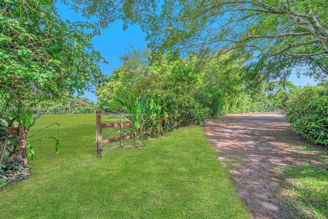 Недавно продано: $1,750,000 (3 спален, 2 ванн, 3576 Квадратных фут)