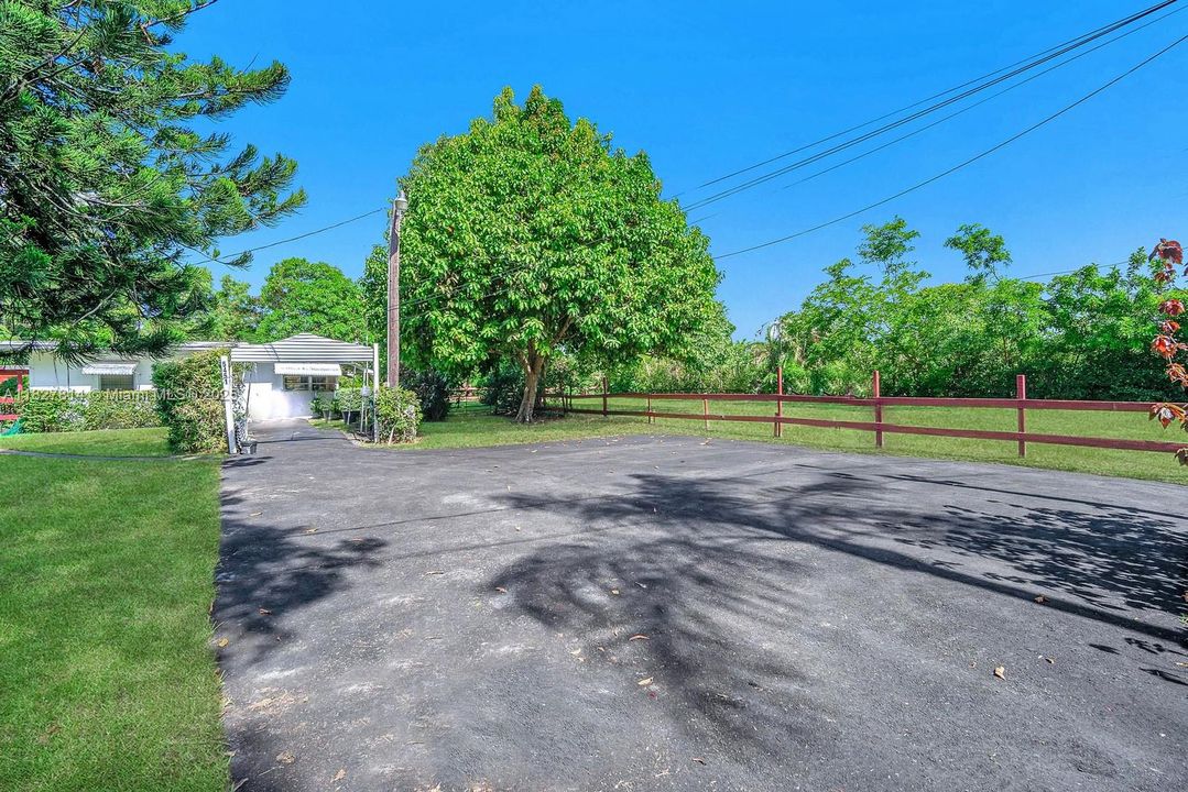 Недавно продано: $1,750,000 (3 спален, 2 ванн, 3576 Квадратных фут)