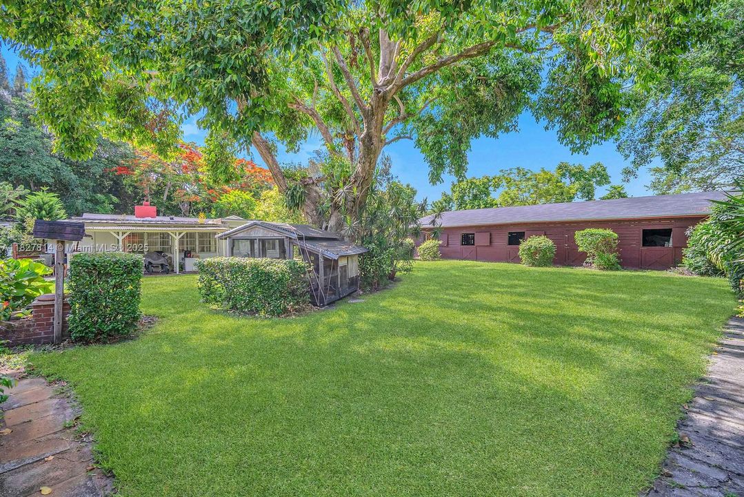 Недавно продано: $1,750,000 (3 спален, 2 ванн, 3576 Квадратных фут)