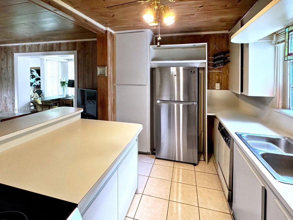 Недавно продано: $1,750,000 (3 спален, 2 ванн, 3576 Квадратных фут)