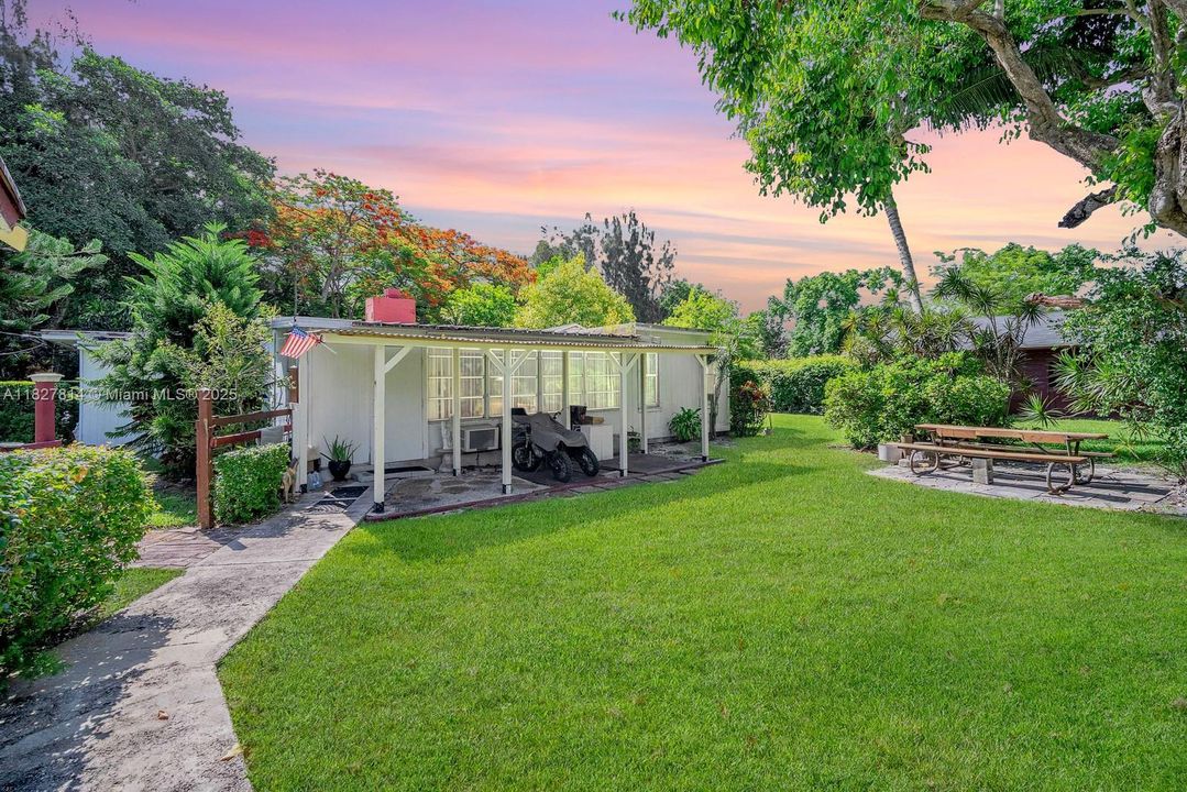 Недавно продано: $1,750,000 (3 спален, 2 ванн, 3576 Квадратных фут)