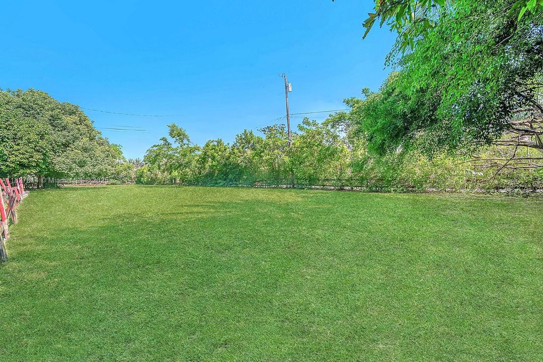 Недавно продано: $1,750,000 (3 спален, 2 ванн, 3576 Квадратных фут)