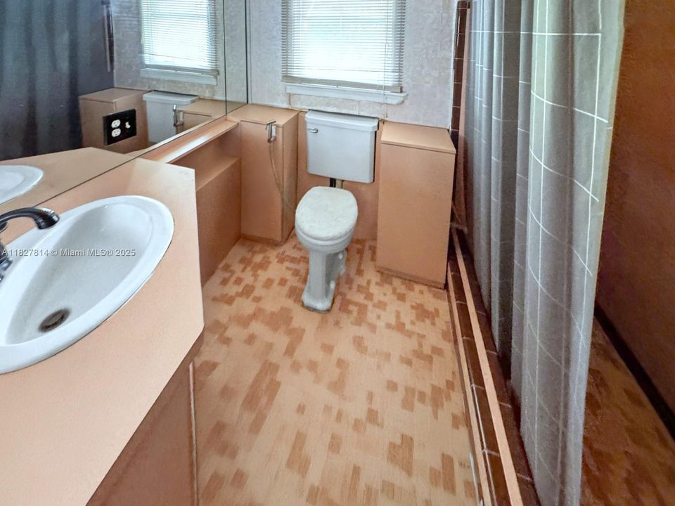 Недавно продано: $1,750,000 (3 спален, 2 ванн, 3576 Квадратных фут)