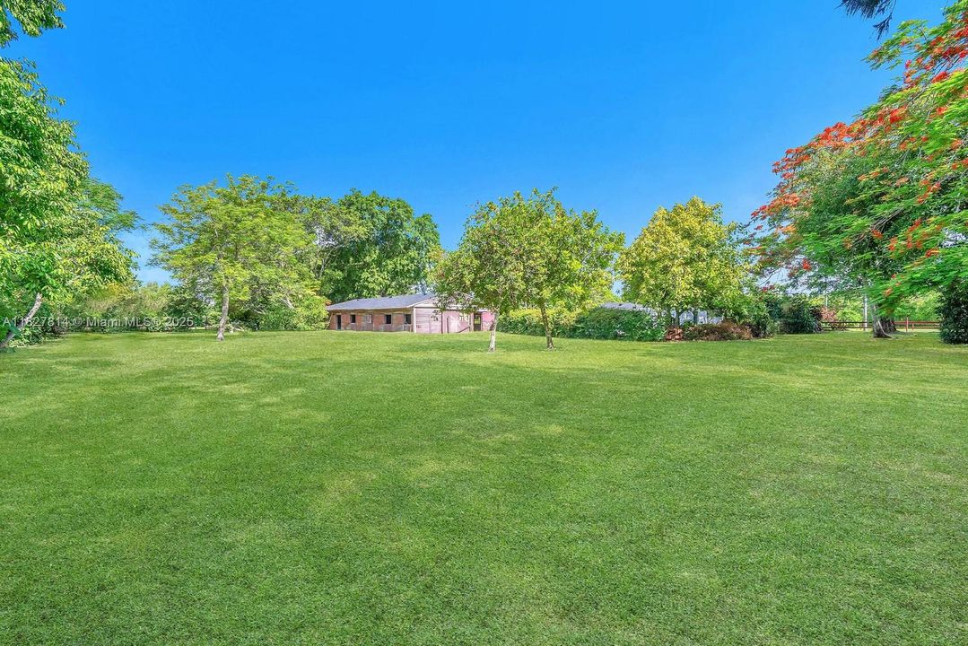 Недавно продано: $1,750,000 (3 спален, 2 ванн, 3576 Квадратных фут)