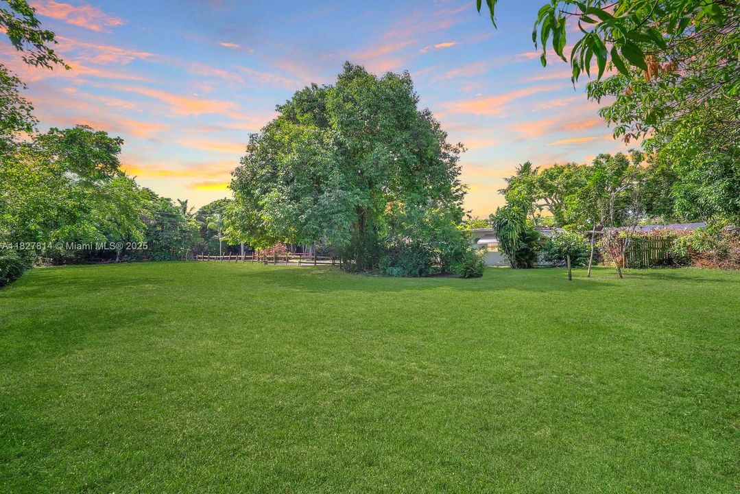 Недавно продано: $1,750,000 (3 спален, 2 ванн, 3576 Квадратных фут)