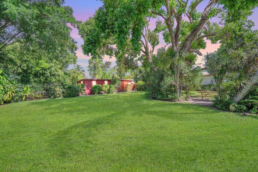 Недавно продано: $1,750,000 (3 спален, 2 ванн, 3576 Квадратных фут)