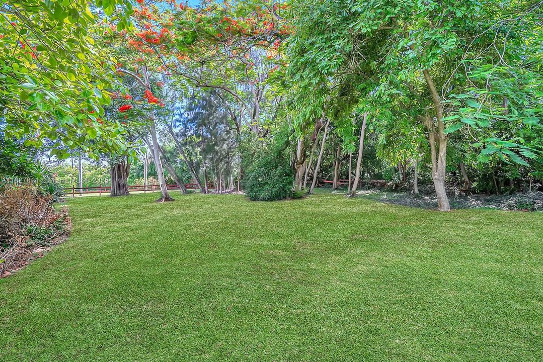 Недавно продано: $1,750,000 (3 спален, 2 ванн, 3576 Квадратных фут)