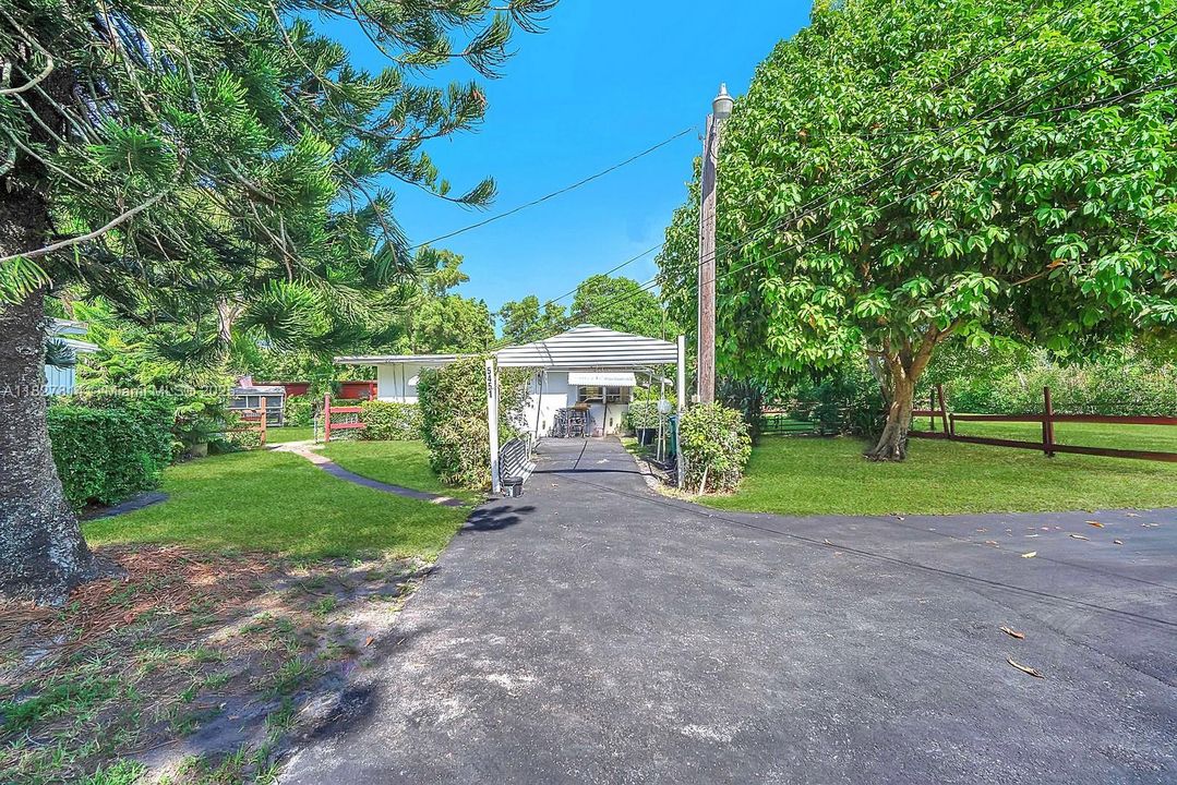 Недавно продано: $1,750,000 (3 спален, 2 ванн, 3576 Квадратных фут)