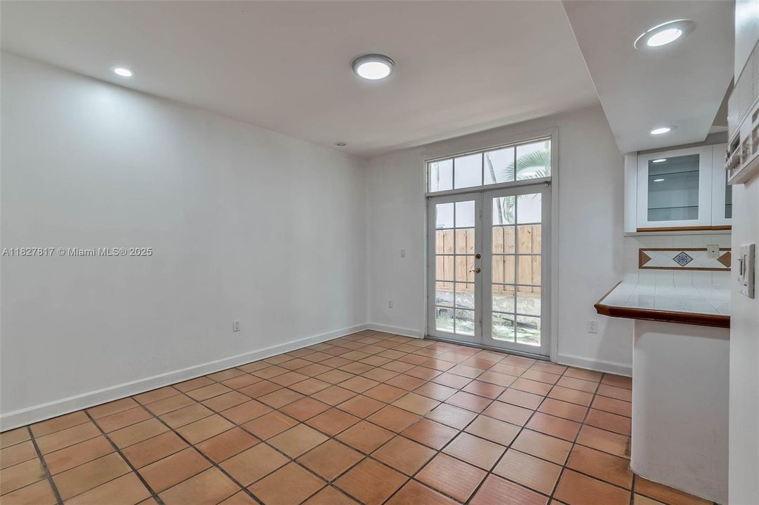 最近售出: $890,000 (3 贝兹, 2 浴室, 1480 平方英尺)