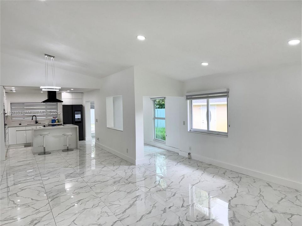 Recientemente alquilado: $3,750 (3 camas, 2 baños, 1539 Pies cuadrados)