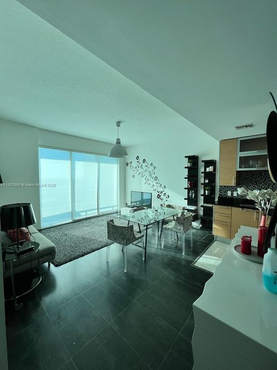 待售: $398,500 (1 贝兹, 1 浴室, 615 平方英尺)