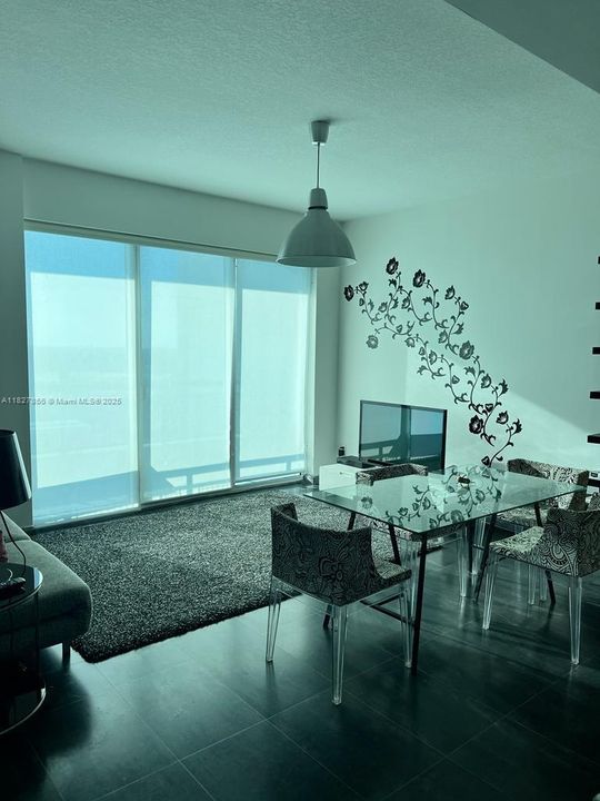 待售: $398,500 (1 贝兹, 1 浴室, 615 平方英尺)