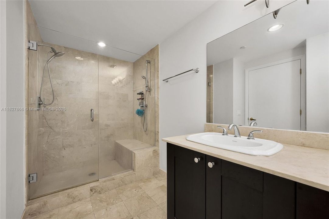 For Sale: $646,995 (2 beds, 2 baths, 990 Square Feet)