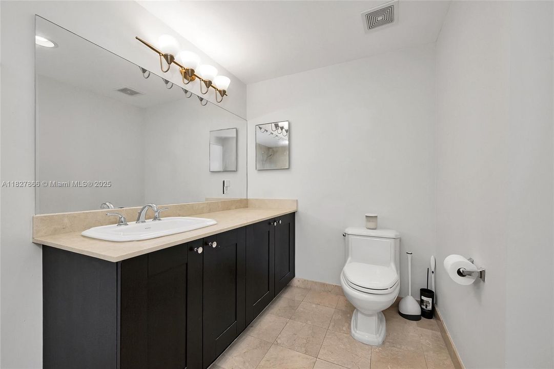 For Sale: $646,995 (2 beds, 2 baths, 990 Square Feet)