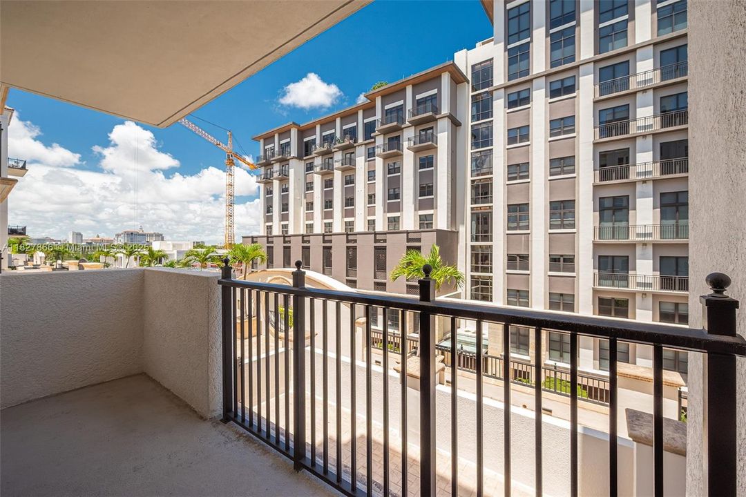 For Sale: $646,995 (2 beds, 2 baths, 990 Square Feet)