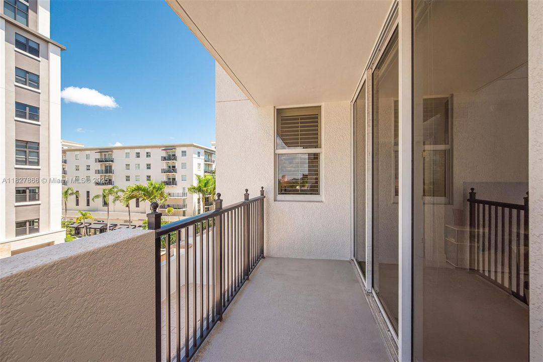 For Sale: $646,995 (2 beds, 2 baths, 990 Square Feet)