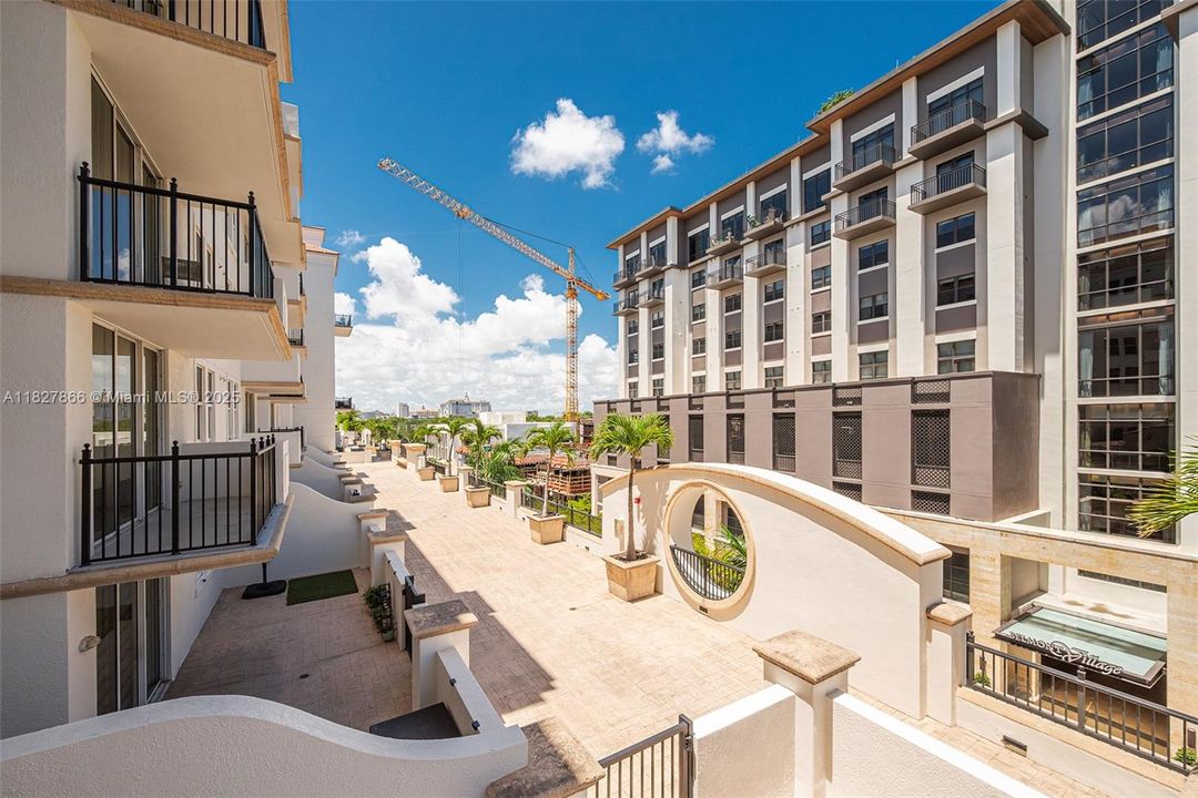 For Sale: $646,995 (2 beds, 2 baths, 990 Square Feet)