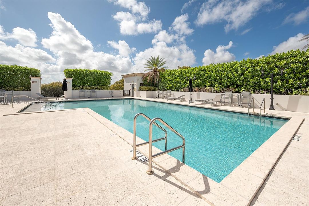 For Sale: $646,995 (2 beds, 2 baths, 990 Square Feet)