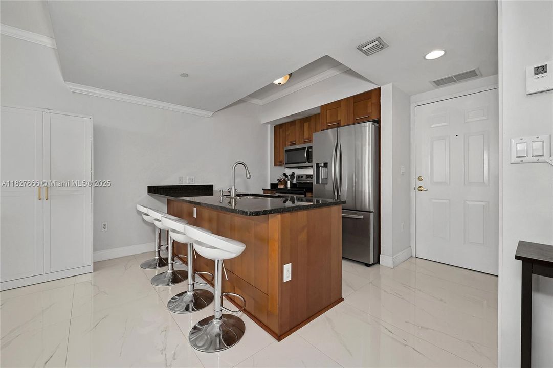 For Sale: $646,995 (2 beds, 2 baths, 990 Square Feet)