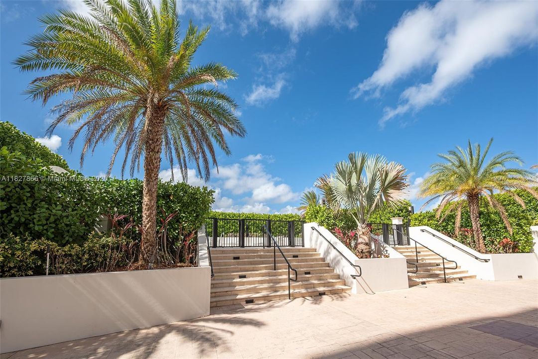 For Sale: $646,995 (2 beds, 2 baths, 990 Square Feet)