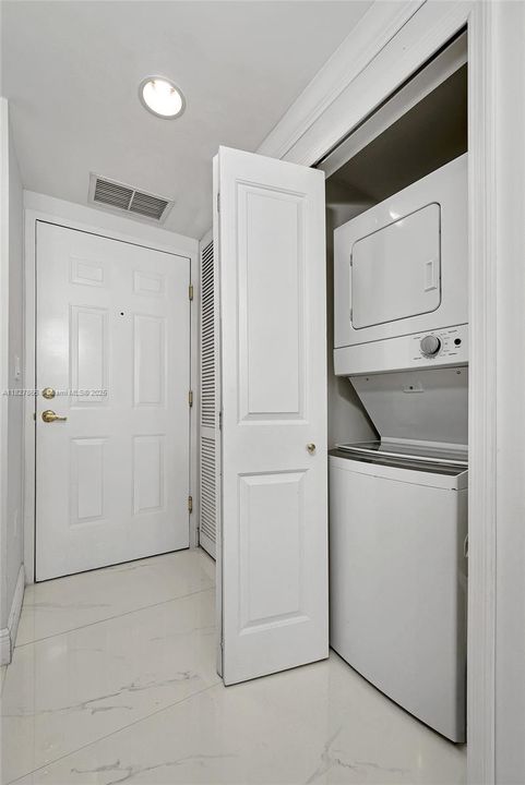 For Sale: $646,995 (2 beds, 2 baths, 990 Square Feet)