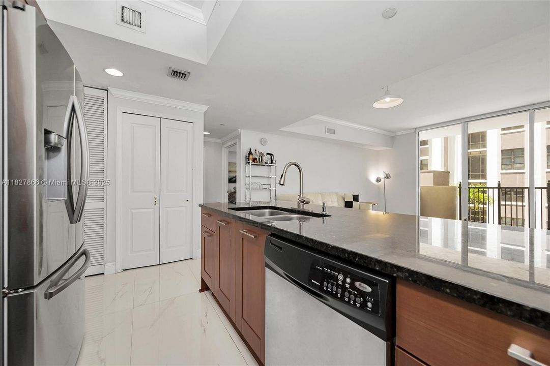 For Sale: $646,995 (2 beds, 2 baths, 990 Square Feet)