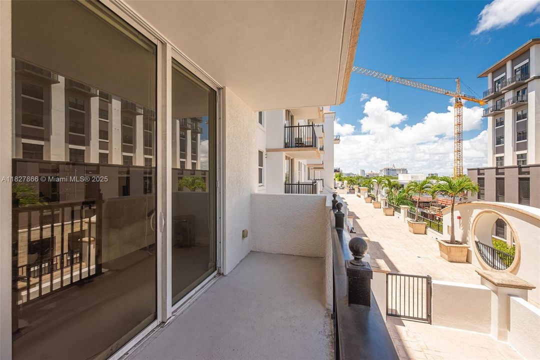 For Sale: $646,995 (2 beds, 2 baths, 990 Square Feet)