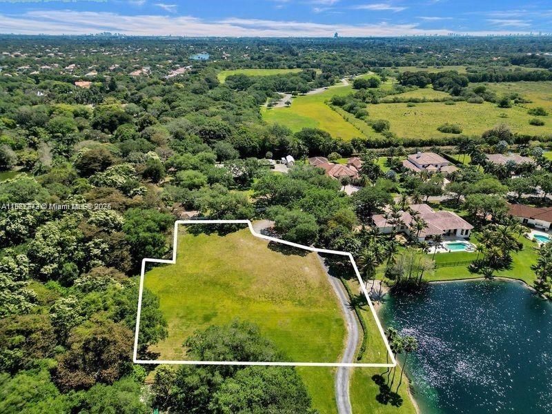 待售: $1,695,000 (1.64 acres)
