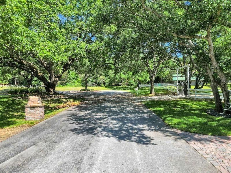 待售: $1,695,000 (1.64 acres)