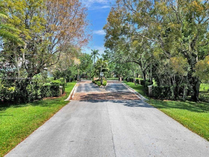 待售: $1,695,000 (1.64 acres)