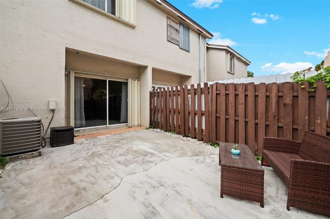 Недавно продано: $410,000 (2 спален, 2 ванн, 1090 Квадратных фут)