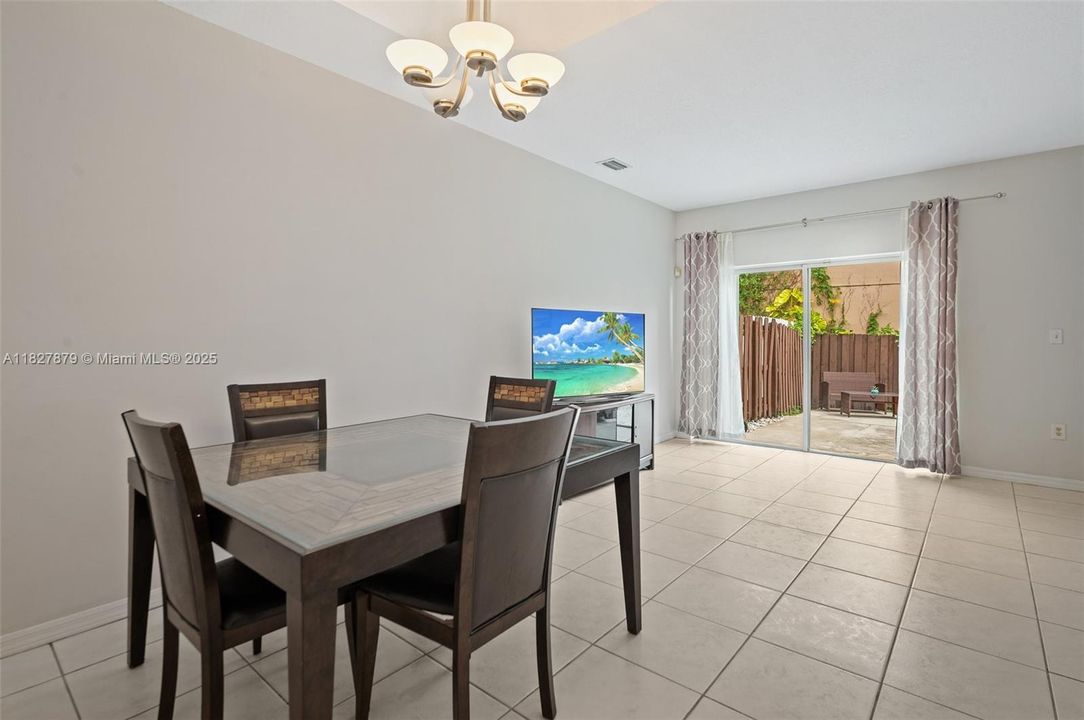 Недавно продано: $410,000 (2 спален, 2 ванн, 1090 Квадратных фут)