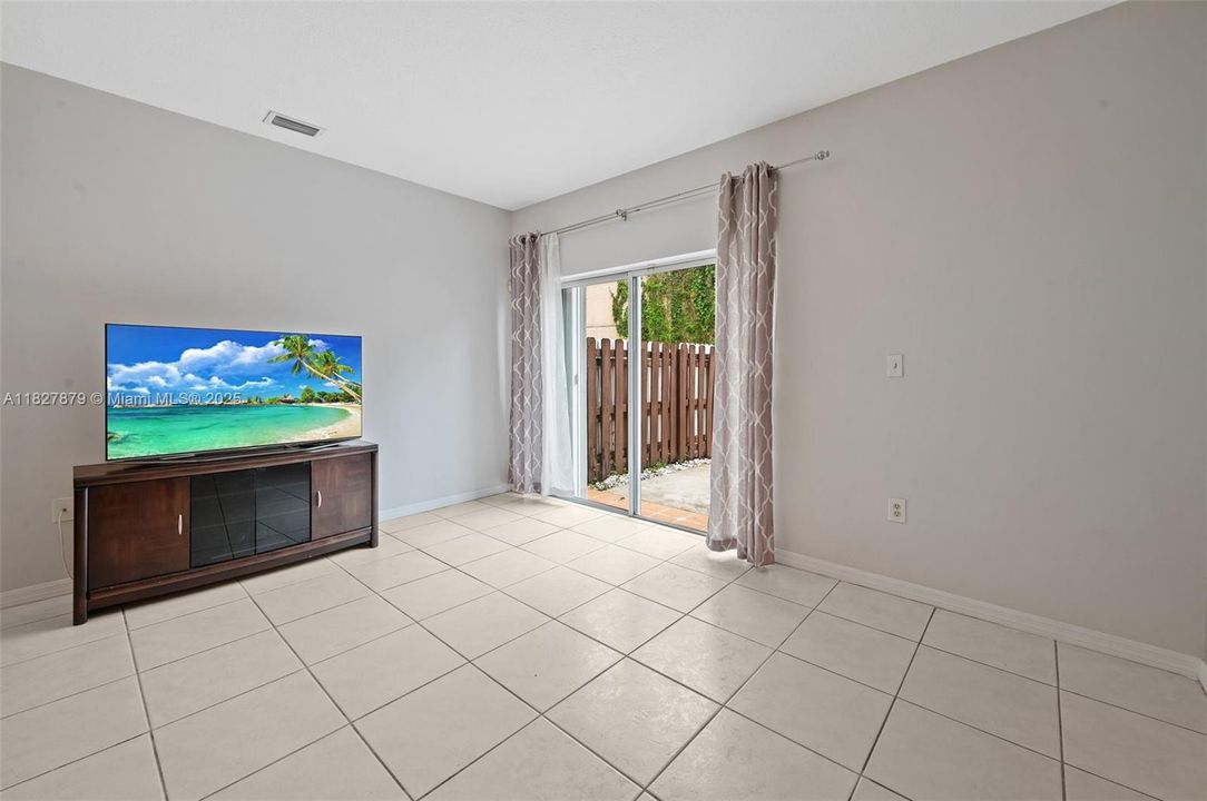 Недавно продано: $410,000 (2 спален, 2 ванн, 1090 Квадратных фут)