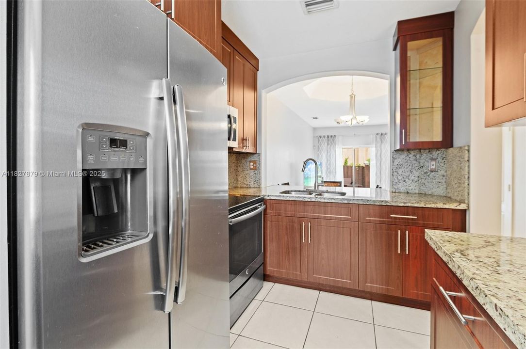 Недавно продано: $410,000 (2 спален, 2 ванн, 1090 Квадратных фут)