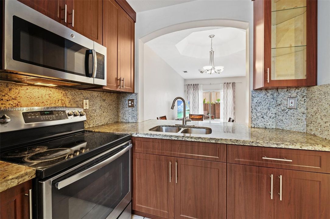 Недавно продано: $410,000 (2 спален, 2 ванн, 1090 Квадратных фут)