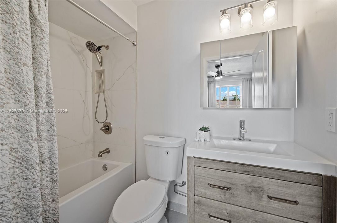 Недавно продано: $410,000 (2 спален, 2 ванн, 1090 Квадратных фут)