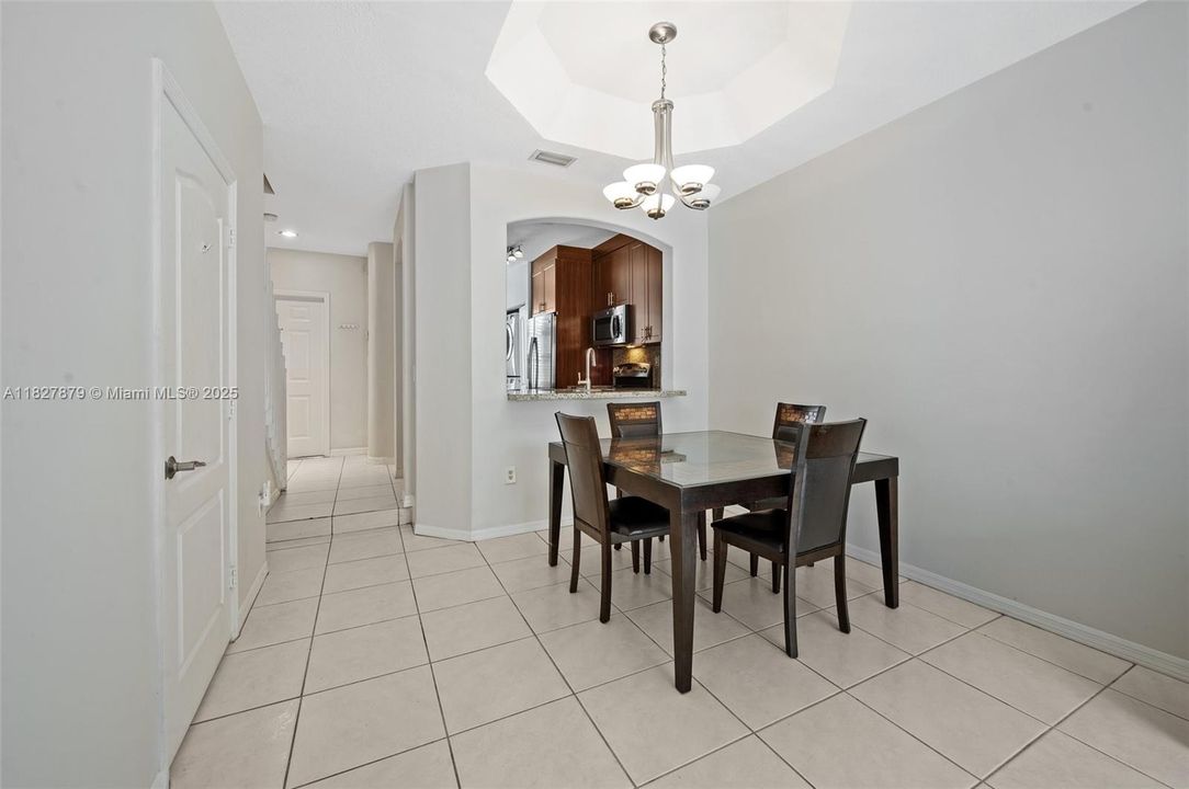 Недавно продано: $410,000 (2 спален, 2 ванн, 1090 Квадратных фут)